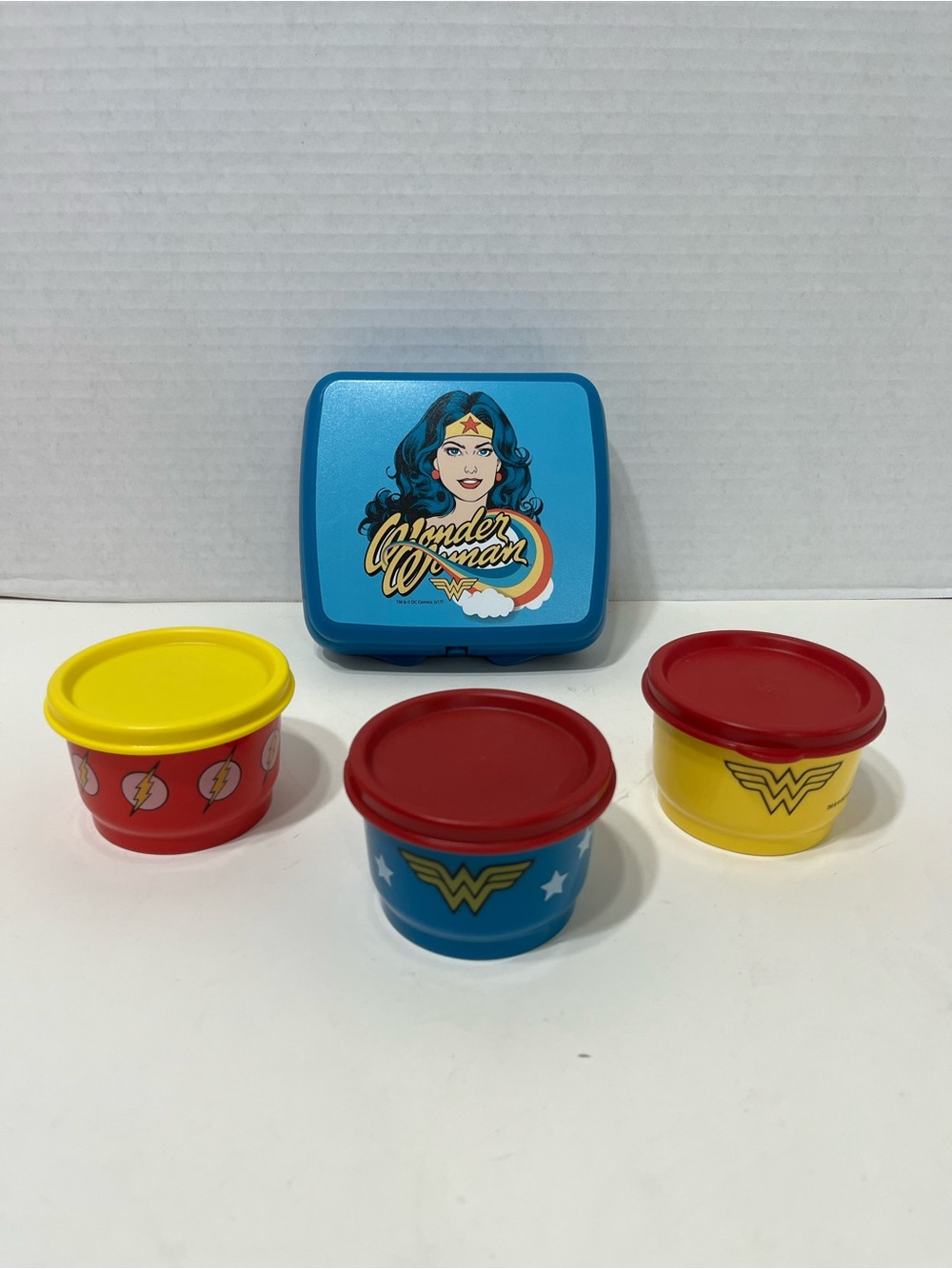 Tupperware Wonder Woman Sandwich Keeper and Snack Containers , DC Comics